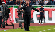 Courbis de l'USM Alger d'Algérie fait un geste lors du match de football de la finale de l'UAFA contre Al-Arabi du Koweït à Alger