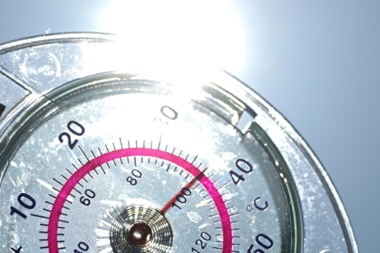 Un thermomètre indique une température de 37°C à Rennes, dans l'ouest de la France, le 11 juin 2025 ( AFP / Damien MEYER )