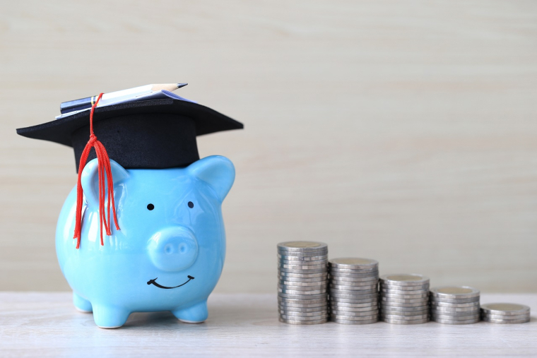 Tirelire d'enfant pour argent de poche avec des piles de pièces en euros