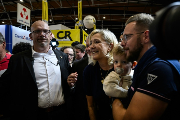 Marine Le Pen, candidate du RN à la présidentielle, salue des sympathisants lors de sa visite au Sommet de l'élevage à Cournon-d'Auvergne, le 7 octobre 2026 dans le Puy-de-Dôme ( AFP / Jeff PACHOUD )