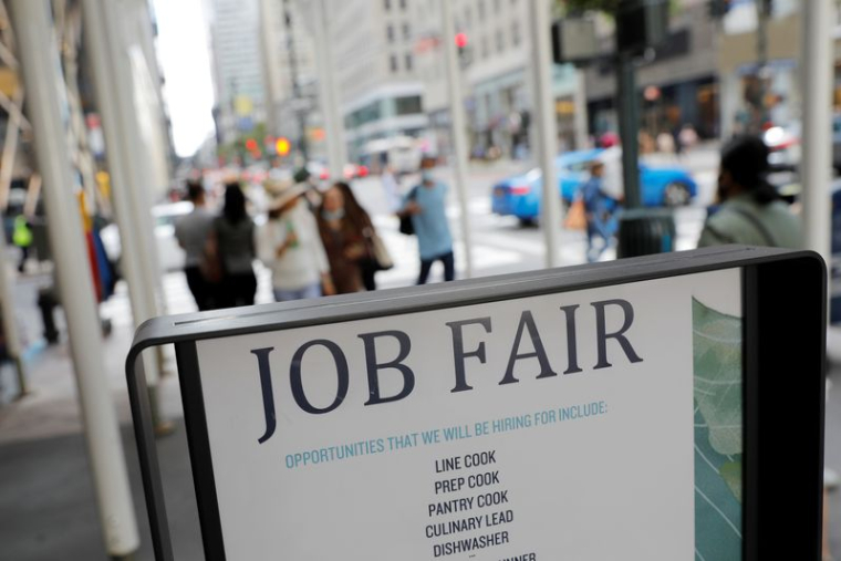 Des panneaux annonçant un salon de l'emploi sur la 5e Avenue à Manhattan