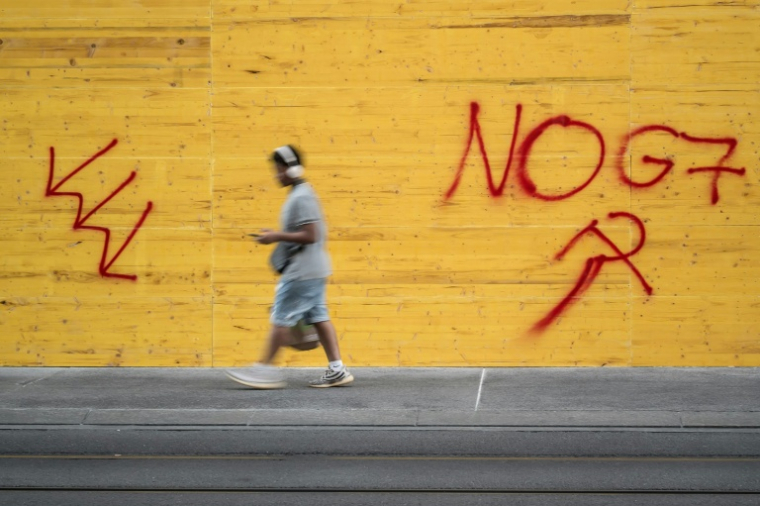 Magasin protégé par des plaques de bois aggloméré avant les manifestations anti-G7 prévues en marge du sommet à Evian, à Genève le 12 juin 2026 ( AFP / Fabrice COFFRINI )