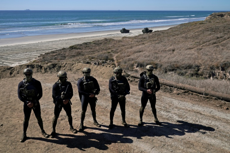 Des militaires membres des Navy SEALS, en tenue amphibie lors d'une visite du vice-président américain JD Vance sur la base de Camp Pendleton, en Californie, le 18 octobre 2025 ( AFP / Oliver Contreras )
