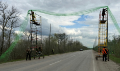 Des soldats protègent une route avec des filets antidrones dans un lieu non précisé de la région de Zaporijjia, le 10 avril 2026 en Ukraine ( AFP / Darya NAZAROVA )