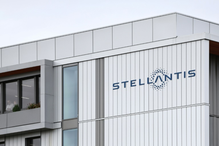 Logo du constructeur automobile Stellantis sur un bâtiment de son site de Poissy (Yvelines), le 23 septembre 2025 ( AFP / Thibaud MORITZ )