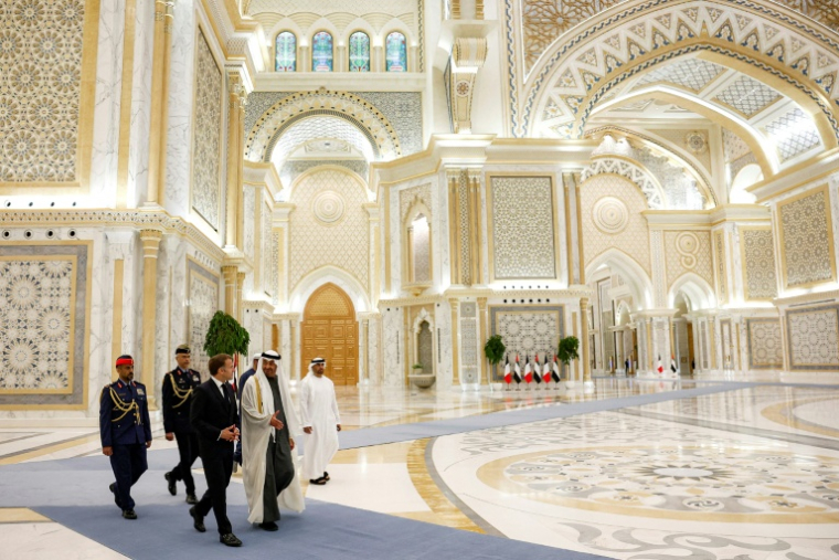 Le président émirati Mohammed ben Zayed (d) reçoit le président français Emmanuel Macron au palais présidentiel à Abu Dhabi le 19 octobre 2026 ( POOL / Benoit Tessier )