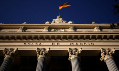Un drapeau espagnol flotte au-dessus de la Bourse de Madrid
