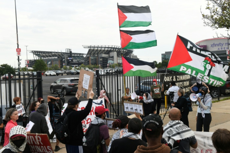 Des manifestants propalestiniens sont rassemblés près du Lincoln Financial Field où Ed Sheeran doit donner un concert, le 19 septembre 2026 à Philadelphie aux Etats-Unis ( AFP / Matthew Hatcher )