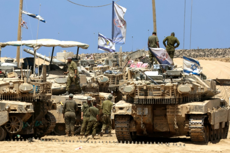 Des chars israéliens déployés dans le sud d'Israël, près de la frontière avec la bande de Gaza, le 27 août 2025 ( AFP / Jack GUEZ )