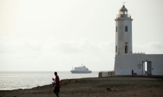 Vue aérienne du bateau de croisière MV Hondius au mouillage au large du port de Praia, au Cap-Vert, le 5 mai 2026 ( AFP / - )