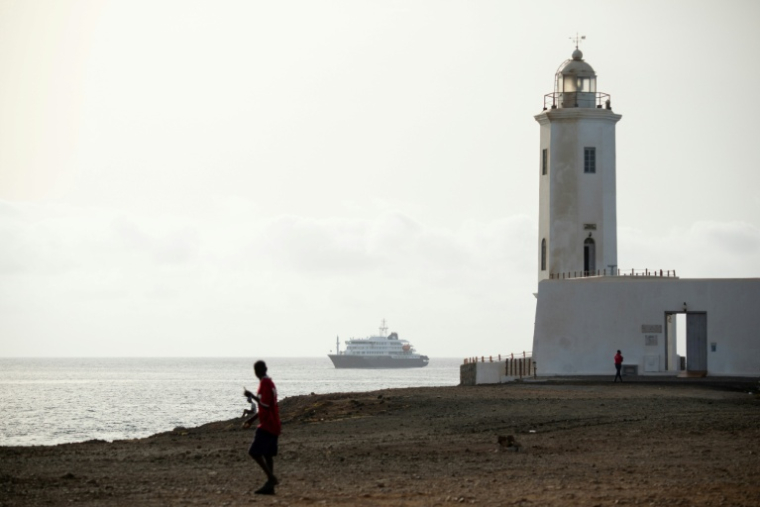 Vue aérienne du bateau de croisière MV Hondius au mouillage au large du port de Praia, au Cap-Vert, le 5 mai 2026 ( AFP / - )