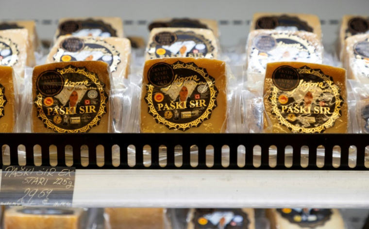 Différents types de fromage de Pag à la fromagerie du domaine familial Gligora à Kolan, sur l'île de Pag, le 11 juin 2025 en Croatie ( AFP / DAMIR SENCAR )