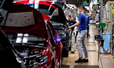 Photo d'archives d'un ouvrier de la chaîne de montage Volkswagen à Wolfsburg, en Allemagne