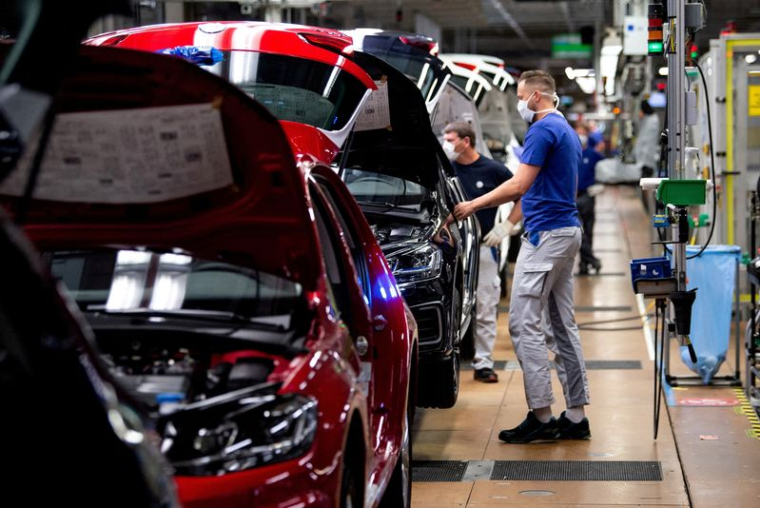 Photo d'archives d'un ouvrier de la chaîne de montage Volkswagen à Wolfsburg, en Allemagne