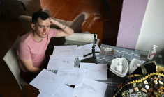 Andry Hernandez, libéré d'une prison au Salvador, lors d'un appel vidéo chez lui dans le village de Capacho, dans l'État de Tachira, le 24 juillet 2025 au Venezuela ( AFP / Federico PARRA )