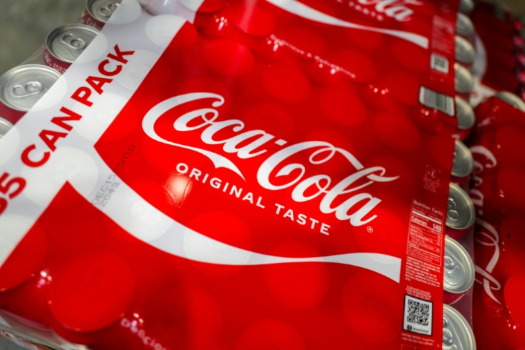 Un lot de canettes de Coca-Cola dans un supermarché de Bayonne, dans le New Jersey, aux Etats-Unis, le 8 avril 2025 ( AFP / CHARLY TRIBALLEAU )