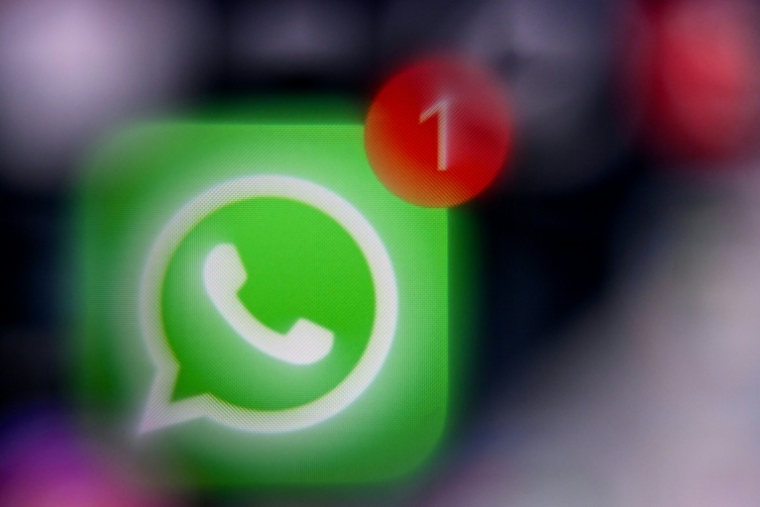 Pour certains adolescents, WhatsApp sert à discuter avec des amis, organiser des sorties et échanger les devoirs avec les élèves de leurs classes  ( AFP / Kirill KUDRYAVTSEV )