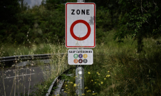 Un panneau de signalisation de zone à faibles émissions (ZFE) à Mérignac, près de Bordeaux. Photographie prise le 21 mai 2025. ( AFP / PHILIPPE LOPEZ )