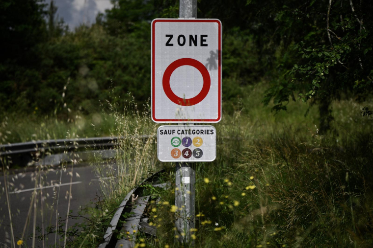 Un panneau de signalisation de zone à faibles émissions (ZFE) à Mérignac, près de Bordeaux. Photographie prise le 21 mai 2025. ( AFP / PHILIPPE LOPEZ )