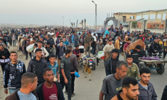 Des déplacés Palestiniens retournent d'une distribution alimentaire dans un centre géré par une société américaine à Rafah, dans le sud de la bande de Gaza, le 1er juin 2025 ( AFP / - )
