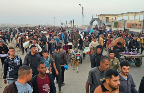 Des déplacés Palestiniens retournent d'une distribution alimentaire dans un centre géré par une société américaine à Rafah, dans le sud de la bande de Gaza, le 1er juin 2025 ( AFP / - )