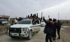 Des habitants saluent les forces gouvernementales syriennes qui entrent à Hassaké, ans le nord-est de la Syrie, le 2 février 2026 ( AFP / Bakr ALkasem )