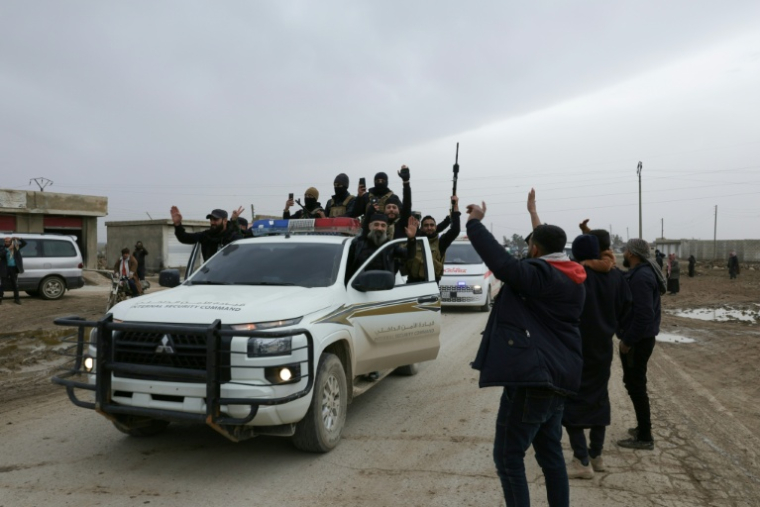 Des habitants saluent les forces gouvernementales syriennes qui entrent à Hassaké, ans le nord-est de la Syrie, le 2 février 2026 ( AFP / Bakr ALkasem )