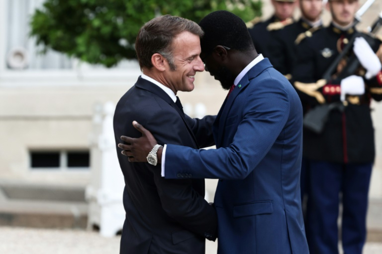 Le président français Emmanuel Macron (g) accueille son homologue sénégalais Bassirou Diomaye Faye à l'Élysée, le 27 août 2025 à Paris ( AFP / Thibaud MORITZ )