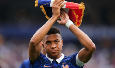 Mbappé rejoint Klose et reste au contact de Messi