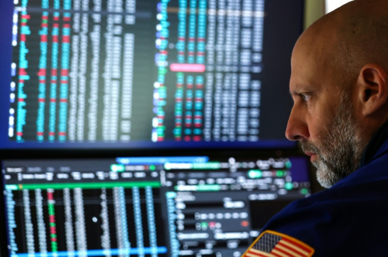 Un trader à la Bourse de New York, le 16 avril 2026 ( AFP / TIMOTHY A. CLARY )