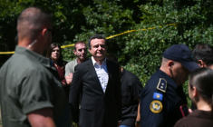 Le Premier ministre du Kosovo Albin Kurti (C) arrive sur les lieux où sept dépouilles ont été retrouvées dans une fosse commune qui pourrait contenir les restes de plus de vingt Kosovars albanais disparus pendant la guerre des années 1990, à Kalludër, dans le nord du pays  ( AFP / Armend NIMANI )