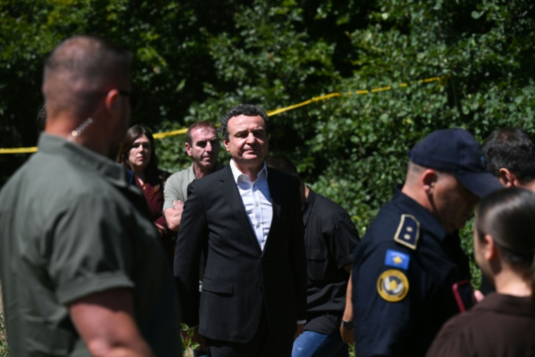 Le Premier ministre du Kosovo Albin Kurti (C) arrive sur les lieux où sept dépouilles ont été retrouvées dans une fosse commune qui pourrait contenir les restes de plus de vingt Kosovars albanais disparus pendant la guerre des années 1990, à Kalludër, dans le nord du pays  ( AFP / Armend NIMANI )