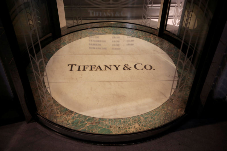LVMH RELÈVE SON OFFRE SUR TIFFANY ET ACCÈDE À SES COMPTES
