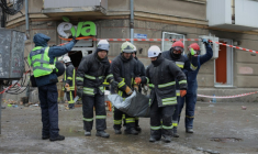 Des secouristes ukrainiens évacuent le corps d'une victime après des frapes russes à Odessa, en Ukraine, le 27 janvier 2026 ( AFP / Oleksandr GIMANOV )