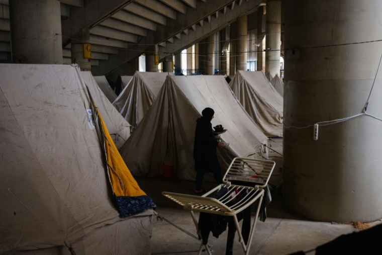 Des tentes installées dans le stade Camille Chamoun, transformé en centre d'accueil et d'hébergement pour les personnes déplacées à Beyrouth, le 27 mars 2026 au Liban ( AFP / Dimitar DILKOFF )