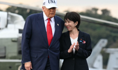 Donald Trump et Sanae Takaichi à Yokosuka, au Japon, le 28 octobre 2025. ( AFP / ANDREW CABALLERO-REYNOLDS )