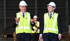 Le vice-Premier ministre et ministre de la Défense australien, Richard Marles, et le secrétaire d'État britannique à la Défense, Grant Shapps, s'expriment lors d'une visite des chantiers navals Osbourne à Adélaïde, en Australie, le 22 mars 2024, dans le cadre des consultations ministérielles annuelles entre l'Australie et le Royaume-Uni. ( AFP / MICHAEL ERREY )