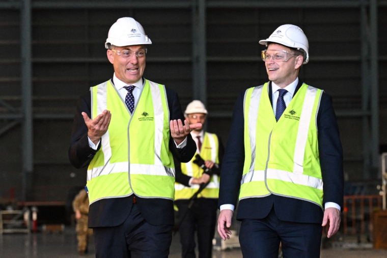 Le vice-Premier ministre et ministre de la Défense australien, Richard Marles, et le secrétaire d'État britannique à la Défense, Grant Shapps, s'expriment lors d'une visite des chantiers navals Osbourne à Adélaïde, en Australie, le 22 mars 2024, dans le cadre des consultations ministérielles annuelles entre l'Australie et le Royaume-Uni. ( AFP / MICHAEL ERREY )