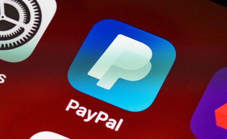 Icone PayPal sur un smartphone. (crédit photo : Pexels / Brett Jordan )