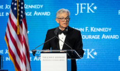 Le président sortant de la banque centrale américaine (Fed), Jerome Powell, prend la parole après avoir reçu un "prix du courage" en politique, le 31 mai 2026 à Boston, dans le Massachusetts ( GETTY IMAGES NORTH AMERICA / Scott Eisen )