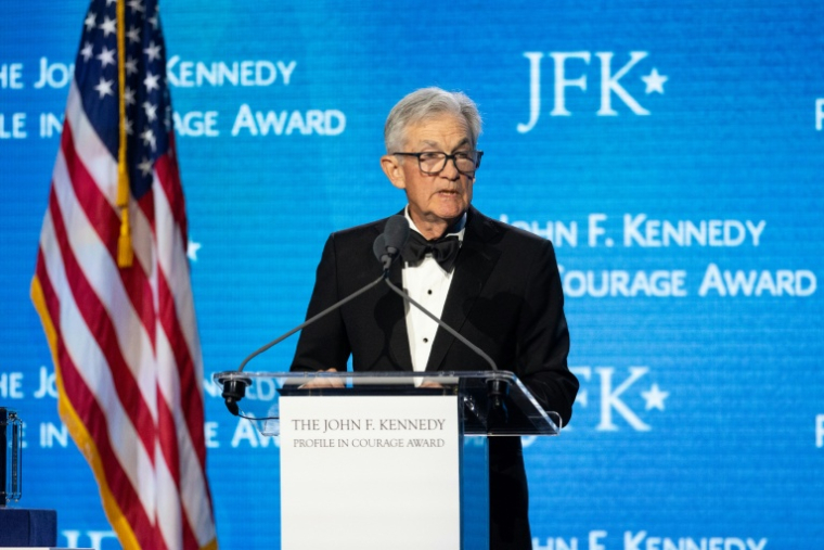 Le président sortant de la banque centrale américaine (Fed), Jerome Powell, prend la parole après avoir reçu un "prix du courage" en politique, le 31 mai 2026 à Boston, dans le Massachusetts ( GETTY IMAGES NORTH AMERICA / Scott Eisen )