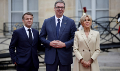 Emmanuel Macron, Aleksandar Vucic et Brigitte Macron à Paris, le 26 juillet 2024. ( AFP / VALENTINE CHAPUIS )
