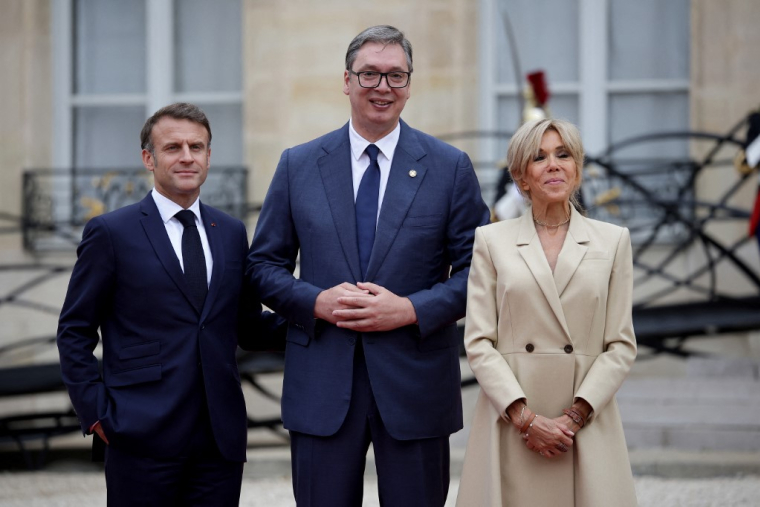 Emmanuel Macron, Aleksandar Vucic et Brigitte Macron à Paris, le 26 juillet 2024. ( AFP / VALENTINE CHAPUIS )