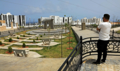 Un homme observe le nouveau projet de logements en construction dans le quartier d'Al-Salam à Derna, le 17 mai 2026, dans le cadre du plan de reconstruction de la ville, près de trois ans après le passage dévastateur d'une tempête qui a fait près de 4 000 victimes ( AFP / Abdullah DOMA )