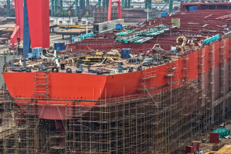 Vue aérienne d'un navire en construction dans un chantier naval le long du fleuve Yangtze à Yangzhou, dans la province du Jiangsu, à l'est de la Chine, le 14 octobre 2025 ( AFP / -STR )
