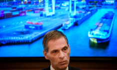 Le PDG de l'armateur français CMA CGM Rodolphe Saade le 5 février 2026, lors d'une conférence de presse à l'Hôtel Intercontinental de Lyon durant laquelle il a annoncé le lancement d'une barge électrique sur le Rhône à partir de 2028 pour développer le transport fluvial de marchandises décarboné ( AFP / OLIVIER CHASSIGNOLE )