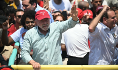Le président brésilien Luiz Inacio Lula da Silva salue ses partisans, le 24 octobre 2026 à Rio de Janeiro au Brésil ( AFP / MAURO PIMENTEL )