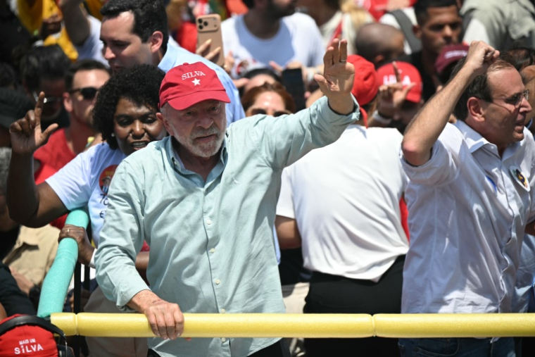 Le président brésilien Luiz Inacio Lula da Silva salue ses partisans, le 24 octobre 2026 à Rio de Janeiro au Brésil ( AFP / MAURO PIMENTEL )