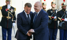Le président français Emmanuel Macron (G) reçoit le président libanais Joseph Aoun (D), à l'Elysée à Paris, le 17 septembre 2026   ( AFP / Thomas SAMSON )