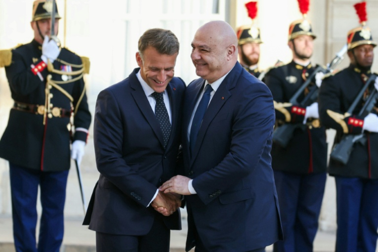 Le président français Emmanuel Macron (G) reçoit le président libanais Joseph Aoun (D), à l'Elysée à Paris, le 17 septembre 2026   ( AFP / Thomas SAMSON )